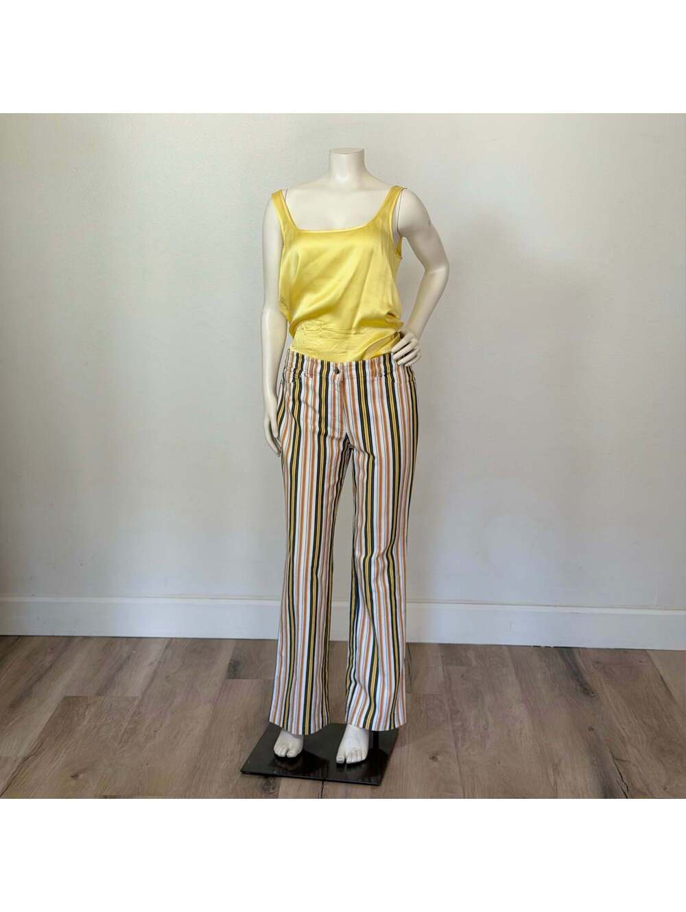 Escada - Picture 5 of 9